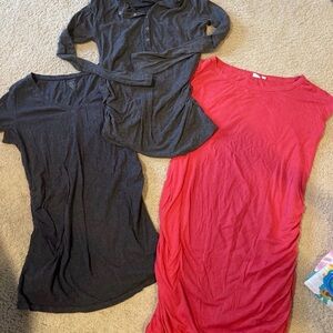 GAP maternity Women's Gray and Red Short Sleeve Tees